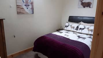 2 quartos, ferros/tábuas de passar roupa, berço de viagem