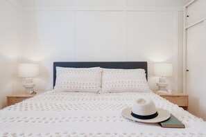 3 bedrooms, iron/ironing board, internet, bed sheets
