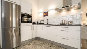 Kühlschrank, Mikrowelle, Ofen, Herdplatte