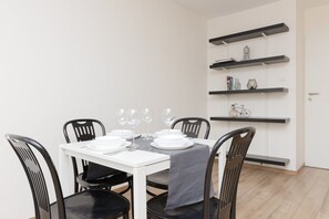 Apartament, 1 dormitori, balcó | Zona de menjador de l'habitació