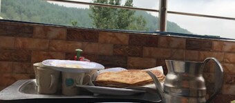 ํธํ
๋ผ๋น ํฐ๋ฆฌ์ค & ๋ ์คํ ๋