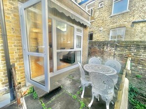 Outdoor dining - The Urban Retreat is situated in the Wandsworth district of London. (London)