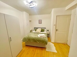 1 bedroom, WiFi, bed sheets - The Urban Retreat is situated in the Wandsworth district of London. (London)