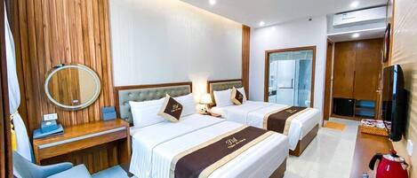 Minibar, escritorio y espacio para trabajar con laptop