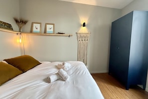 3 bedrooms, travel crib, WiFi, bed sheets