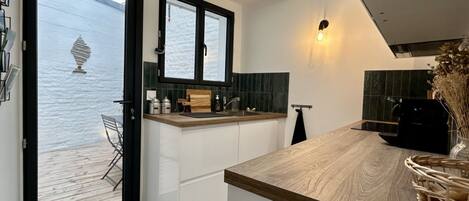 Frigorifero, microonde, forno, piano cottura