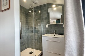 Dusche, Haartrockner, Handtücher