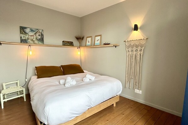 3 bedrooms, travel cot, WiFi, bed sheets