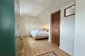 3 bedrooms, travel cot, WiFi, bed sheets