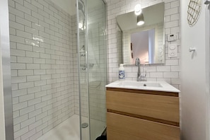 Dusche, Haartrockner, Handtücher