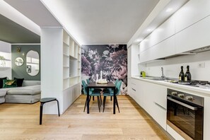 Een koelkast, een microgolfoven, een oven, een kookplaat