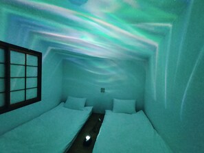 مكتب وتجهيزات عازلة للصوت ومكواة/لوح كي وواي فاي مجانًا