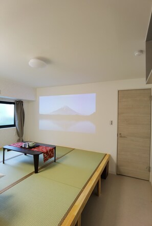 Een bureau, geluiddichte muren, een strijkplank/strijkijzer, gratis wifi