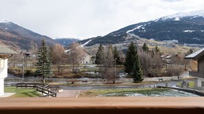 A view of a mountainous landscape with a town in the valley. - Italianway - Osteglio 15/F - Viola (Valdisotto)