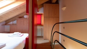 อพาร์ทเมนท์ (2 Bedrooms) | 1 ห้องนอน, พื้นที่ทำงานแบบใช้แล็ปท็อป, เตารีด/โต๊ะรีดผ้า, ผ้าปูที่นอน