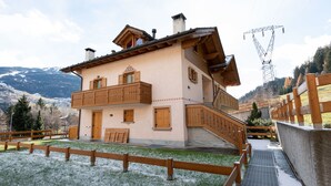 A two-story chalet with a balcony, wooden railings, and a view of the surrounding mountains. - Italianway - Osteglio 15/F - Viola (Valdisotto)