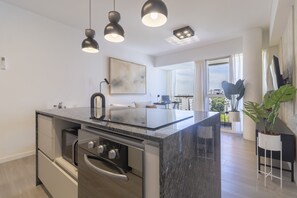 Réfrigérateur, micro-ondes, four, cafetière/bouilloire