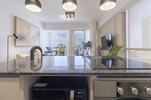 Een koelkast, een magnetron, een oven, een koffiezetapparaat/waterkoker