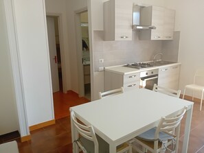 Leilighet | Oppholdsområde | En 32-tommers Flatskjerm-TV med digitale kanaler