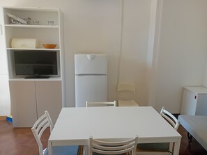 Apartment | Private kitchen | Full-size fridge, oven, stovetop, cookware/dishes/utensils - Trilocale Oleandri in Baia Verde (Gallipoli)