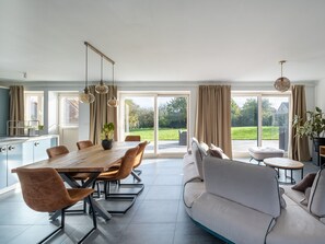 Grand House | Living area | Flat-screen TV