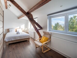 Grand House | 6 bedrooms, desk, free WiFi