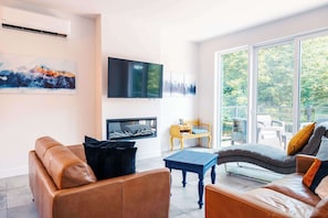 Télévision, lecteur de DVD, livres