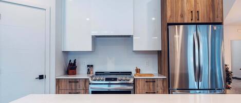 Réfrigérateur, four à micro-ondes, un four, surface de cuisson