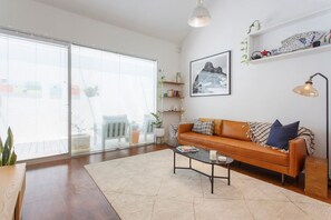 Smart TV, offices - Located in the Old Tannery just minutes walk to Central Fremantle's vibrant City Centre.<br>What you will enjoy:<br>* Peaceful location yet central to markets<br>* Free secure parking for 1 car undercover<br>* Climate controlled air conditioning<br>* (Fremantle)