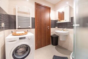 Secador de cabelo, toalhas de banho, sabonete, shampoo