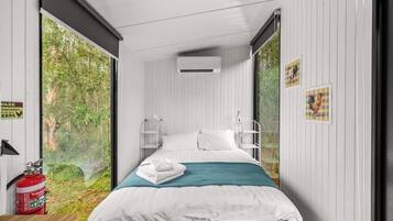 1 bedroom, bed sheets