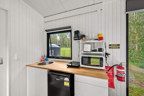 Jääkaappi, liesi, kahvin-/teenkeitin, leivänpaahdin