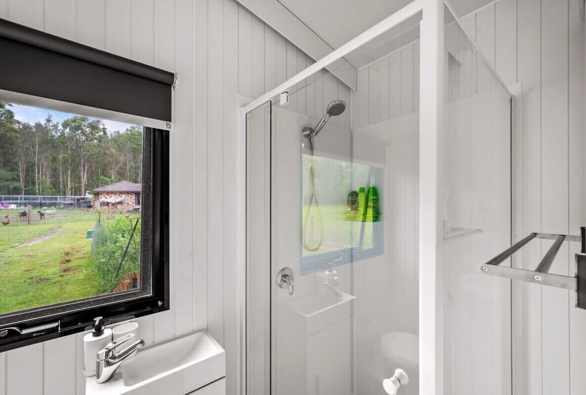 Een douche, een haardroger, handdoeken