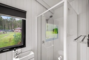 Suihku, hiustenkuivaaja, pyyhkeet