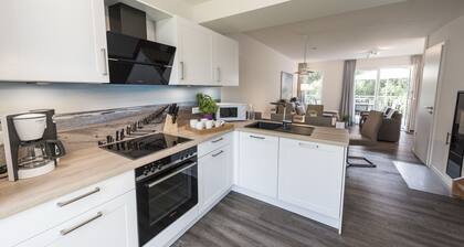 GroĂes Ferienhaus mit Sauna, Kamin, Terrasse am Wasserlauf und Balkon zum Deich