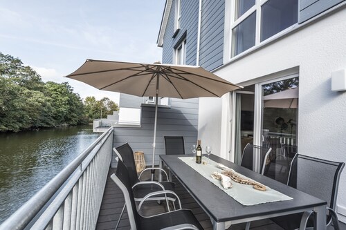 Großes Ferienhaus mit Sauna, Kamin, Terrasse am Wasserlauf und Balkon zum Deich