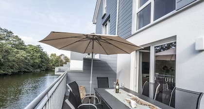 Großes Ferienhaus mit Sauna, Kamin, Terrasse am Wasserlauf und Balkon zum Deich