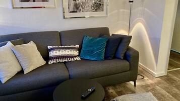 Fernseher, Bücher, Stereoanlage