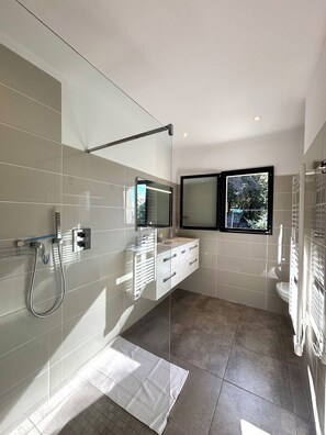 Dusche, Haartrockner, Handtücher, Toilettenpapier