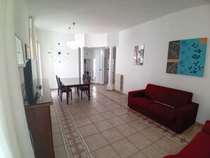 Apartment | Living area | 32-inch flat-screen TV with digital channels - Corso Roma Apartament Gallipoli (Gallipoli)