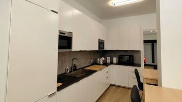 Grand réfrigérateur, micro-ondes, lave-vaisselle