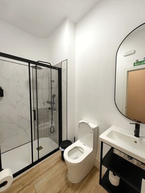 Shower, rainfall showerhead, hair dryer, towels - Hostel Siesta & Go (Madrid)