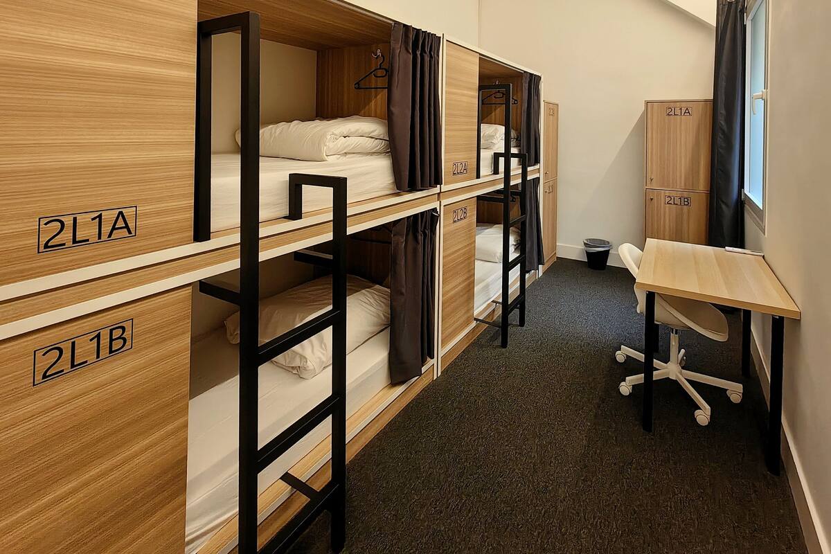 高档床上用品、羽绒被、办公桌、笔记本电脑工作区