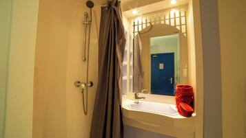 Doppelzimmer | Badezimmer | Dusche, Handtücher