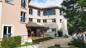 المنشأة من الخارج