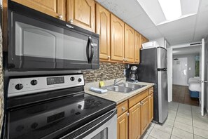 Een koelkast, een magnetron, een oven, een kookplaat