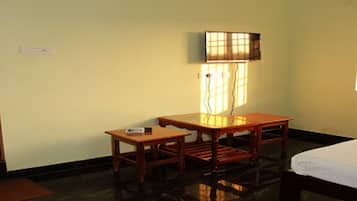 Deluxe Room | 1 bedroom, hypo-allergenic bedding, desk, free WiFi
