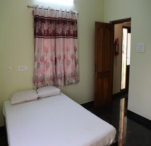 Standard Room | Hypo-allergenic bedding, desk, free WiFi, bed sheets - CBR Guest House (Tindivanam)