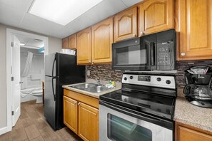 Geladeira, micro-ondas, fogão, cooktop