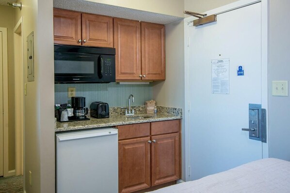 Refrigerador, microondas, cafetera y tetera y utensilios de cocina 